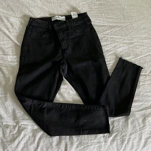 Hugh rise black Hollister jean leggings. Size 11S. Never worn but no tags.